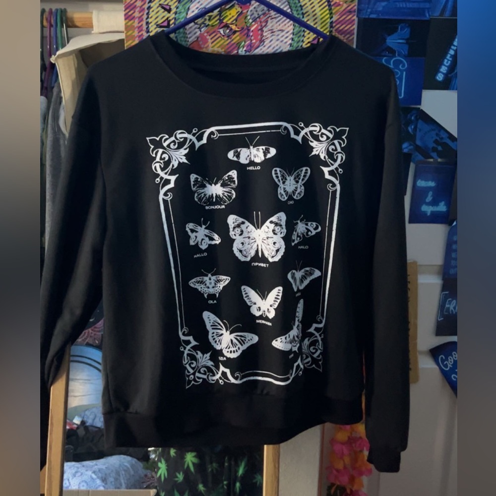 Large butterfly crew neck, never worn, soft.